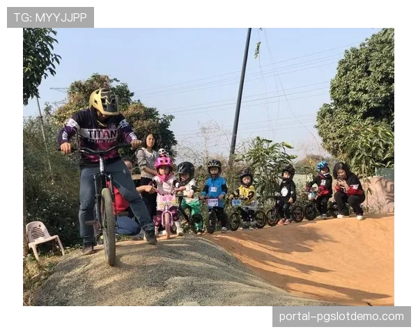 亲子接力赛鼓励家长与孩子共同完成泵道骑行挑战